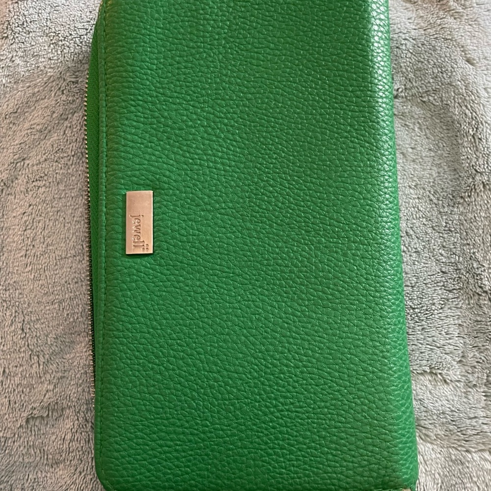 Excellent condition ThirtyOne wallet.